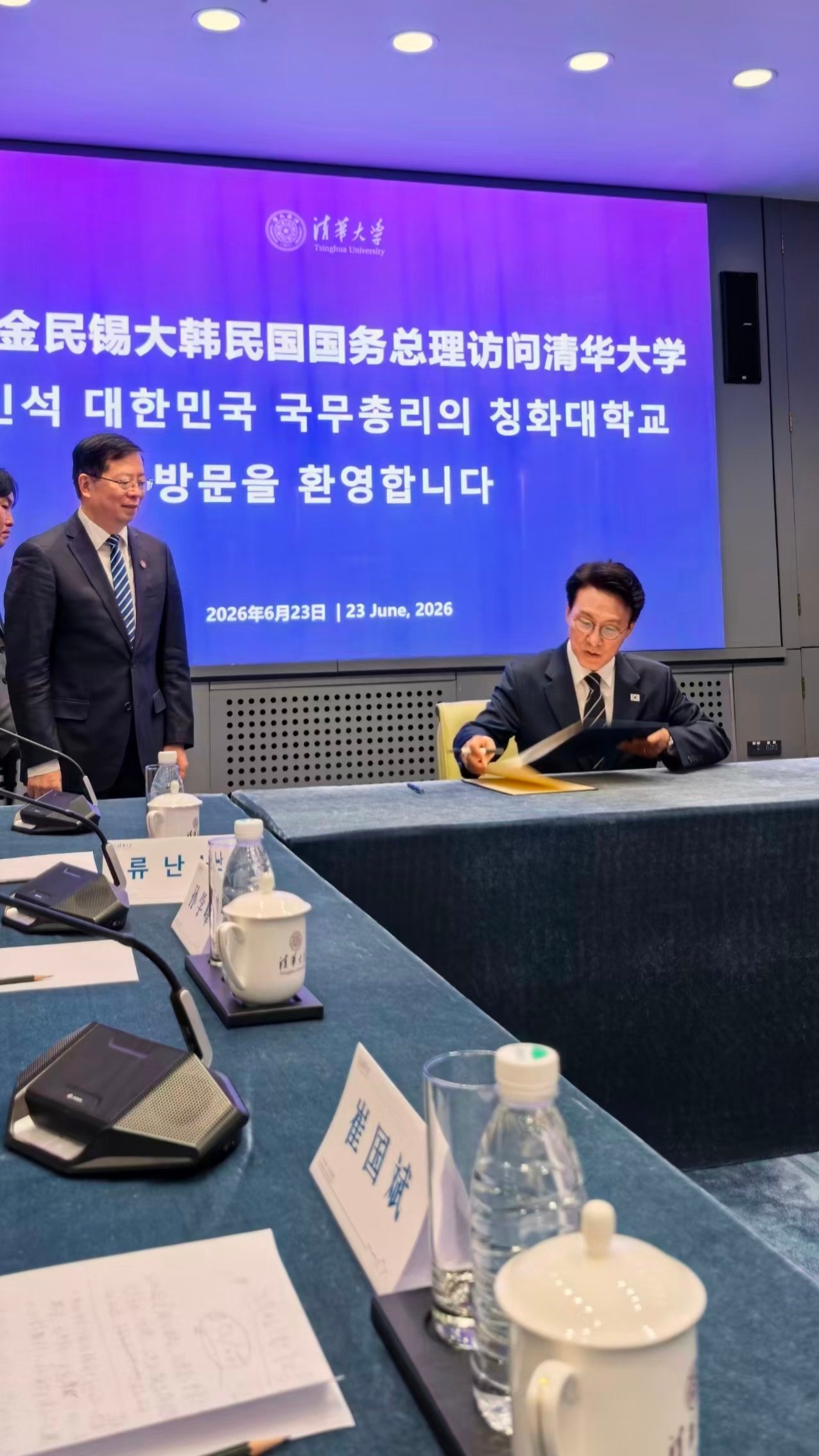 韩国总理金民锡今天访问了母校清华大学，受到师生热情接待。20年前金民锡留学清华时