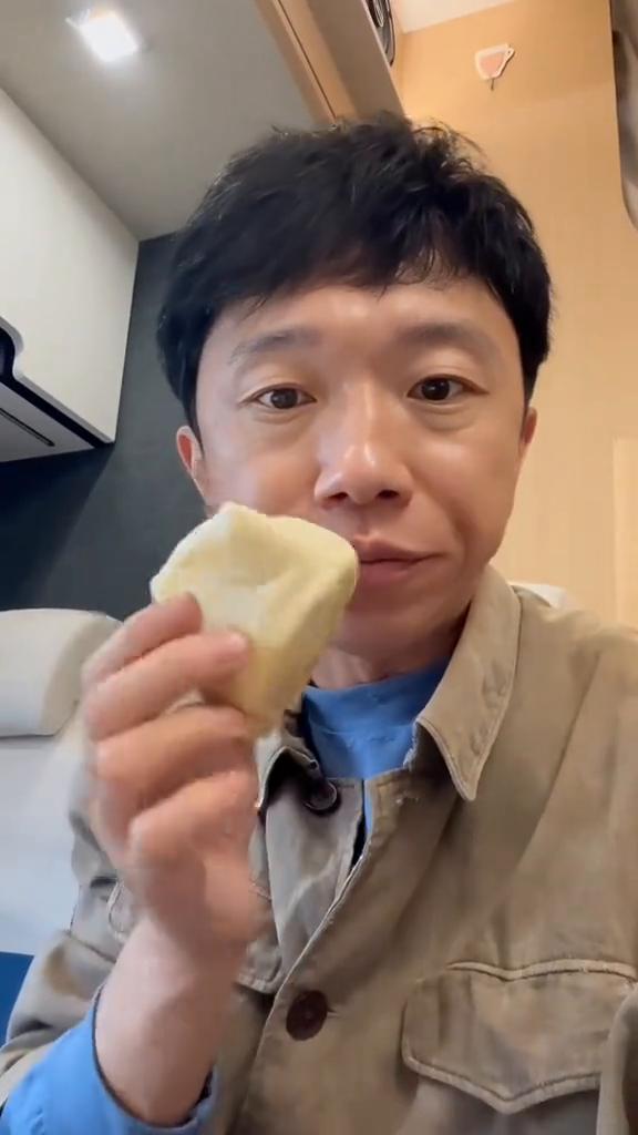 茴香馅的大包子、山东包子一块钱一个，鲜肉的包子也是一块钱一个。烙铃的物价迷不迷人