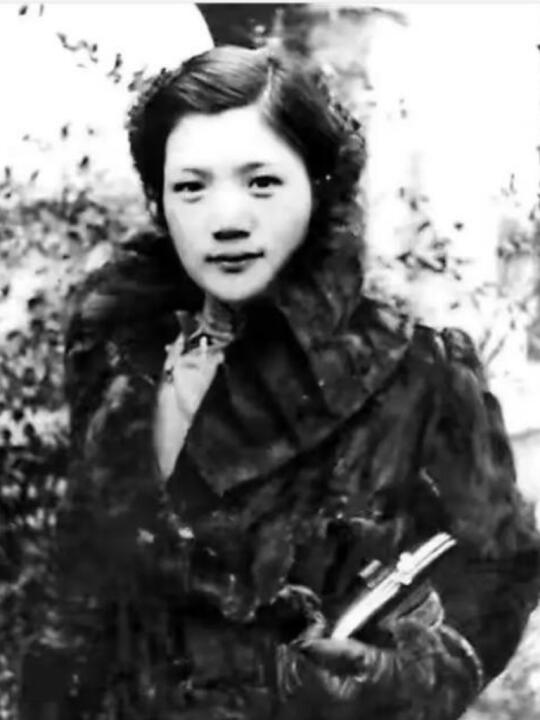 （接上篇）1933年，因中 共上海机关被敌人破坏，安娥暂时失去了和组织...