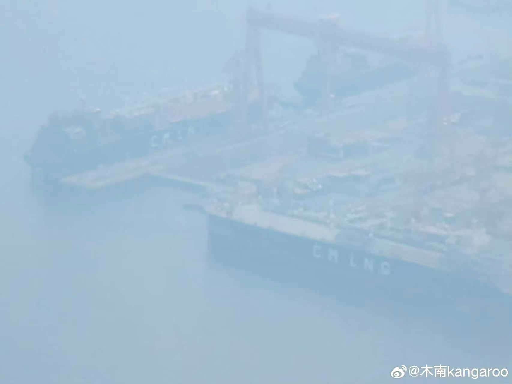 004航母新航拍图 [酷]坞内又多了几个新模块，进度快起来了 [鼓掌]图源见水印