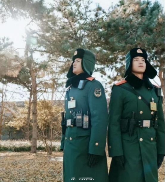 为什么各国军队采用棉服保暖而不是羽绒服，你知道原因吗？零下二十度的雪地里，士兵们