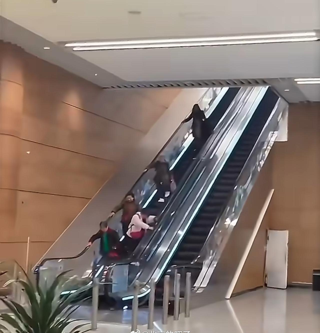 四川天府机场多名老人扶梯上逆行视频可见一共六个人，都在逆行。一部分网友观点认为老