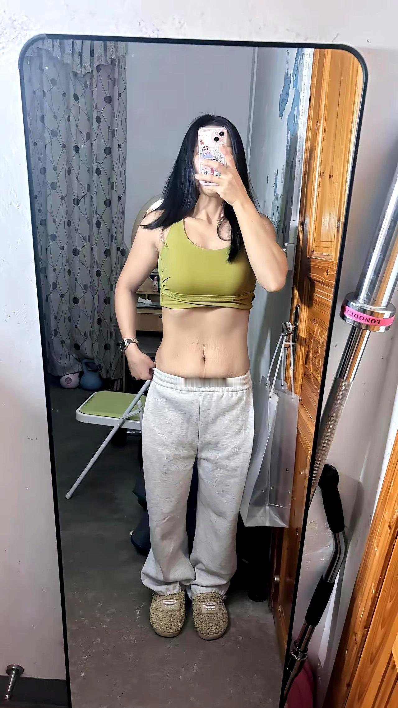 这肚子你敢相信这居家运动两年了吗？
 

她坚持了整整两年的居家运动，却总是在练