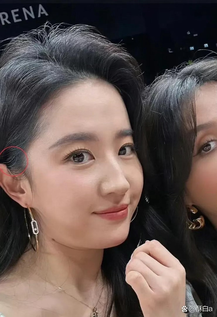 刘亦菲竟然也有白头发了，不管是杂志大片还是日常出镜，都没有刻意P掉这几根白发，神