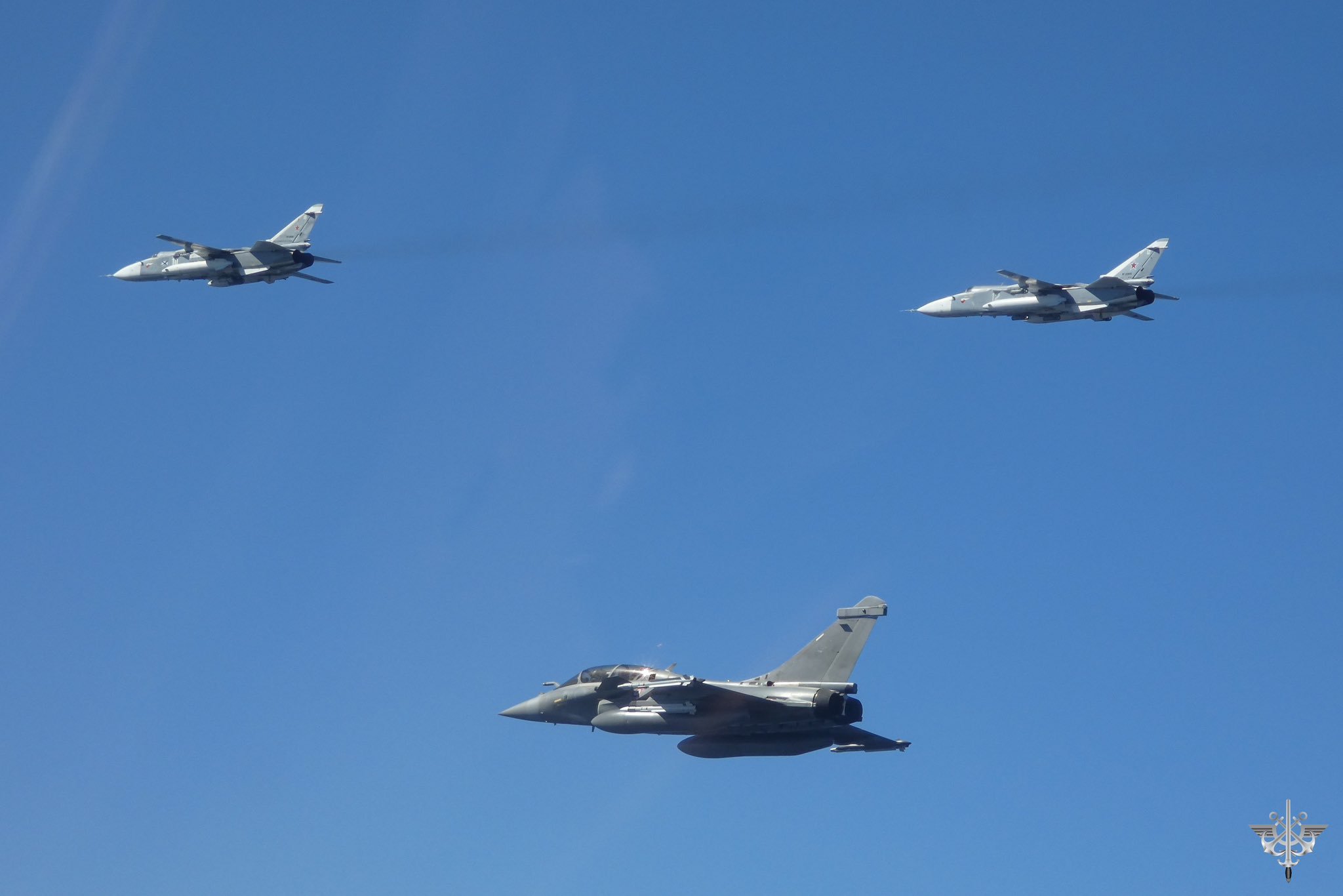 法国空天军的“阵风”伴飞“未经通报进入波罗的海三国领空”的俄海军航空兵Su-24