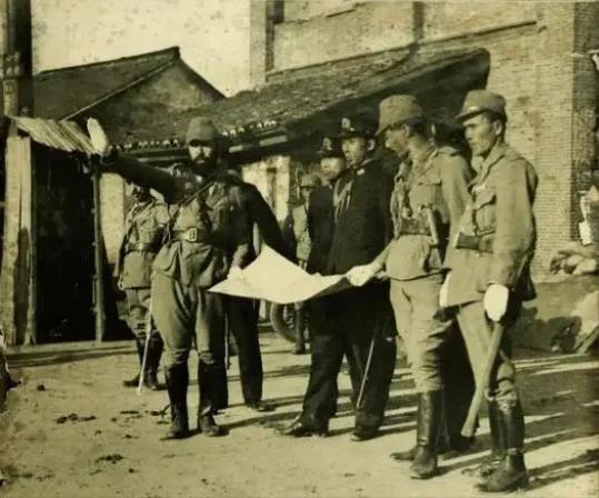 1937 年，日本天皇的弟弟在淞沪会战的前线耀武扬威！这是又一个出现过在中国战场
