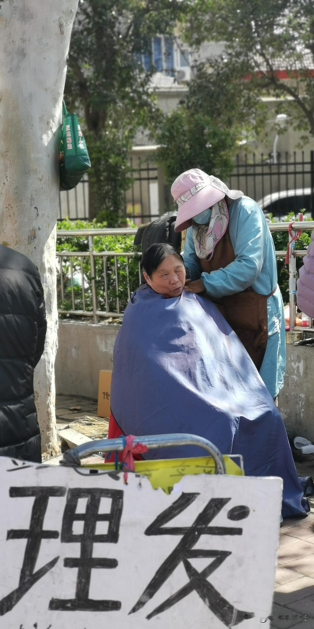 济南井家沟集市上5元理发摊。这是被省会城市高速发展忘记了的地方吗？
      