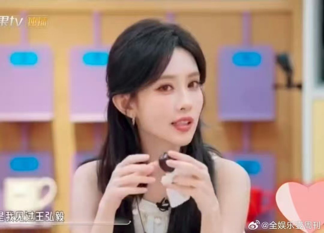 《我们的宿舍》名场面来了！孟子义突然聊起见过王弘毅没腹肌的肚子，王弘毅手里的西瓜