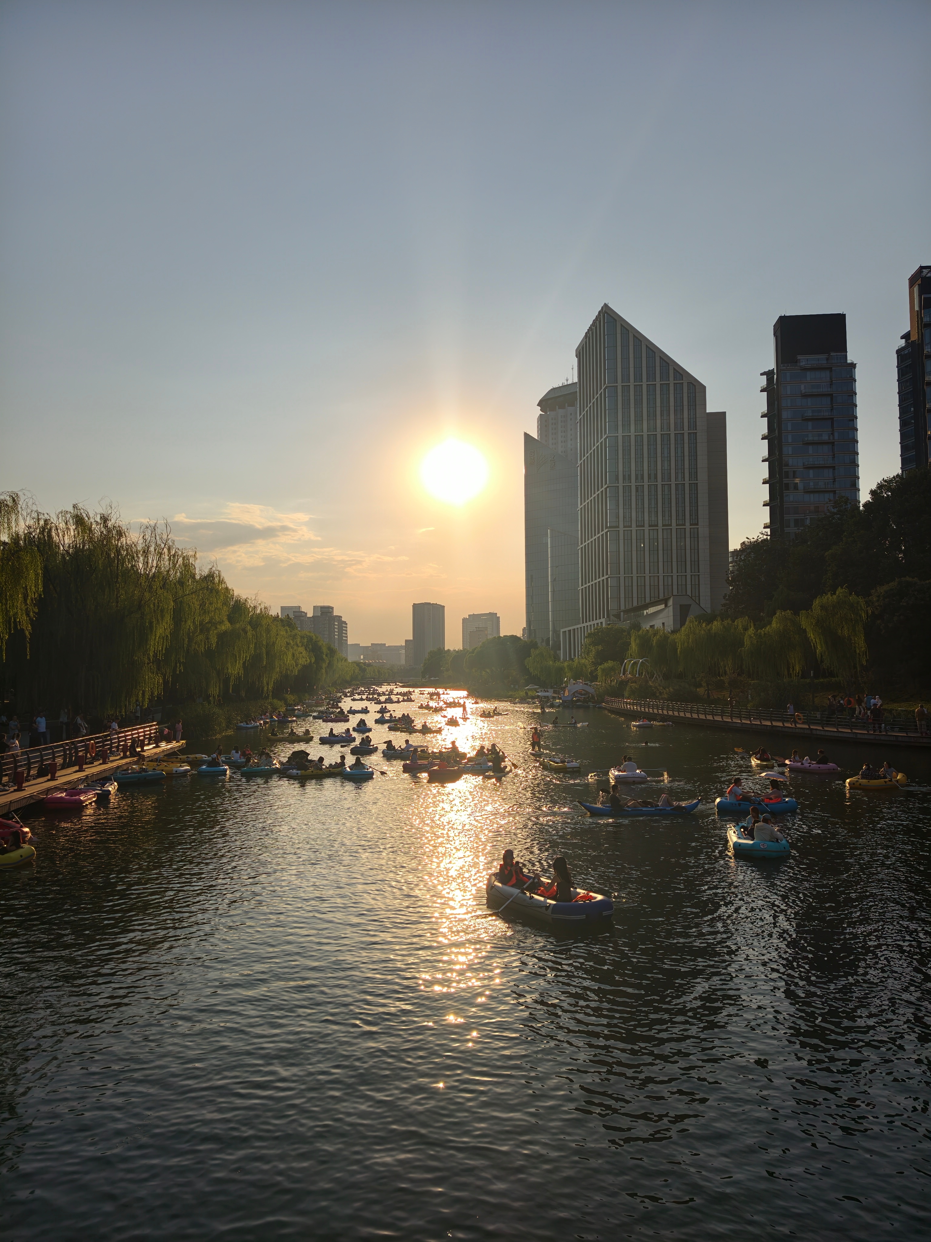 秋高气爽，推荐大家都来亮马河划船，太舒服了 ​​​