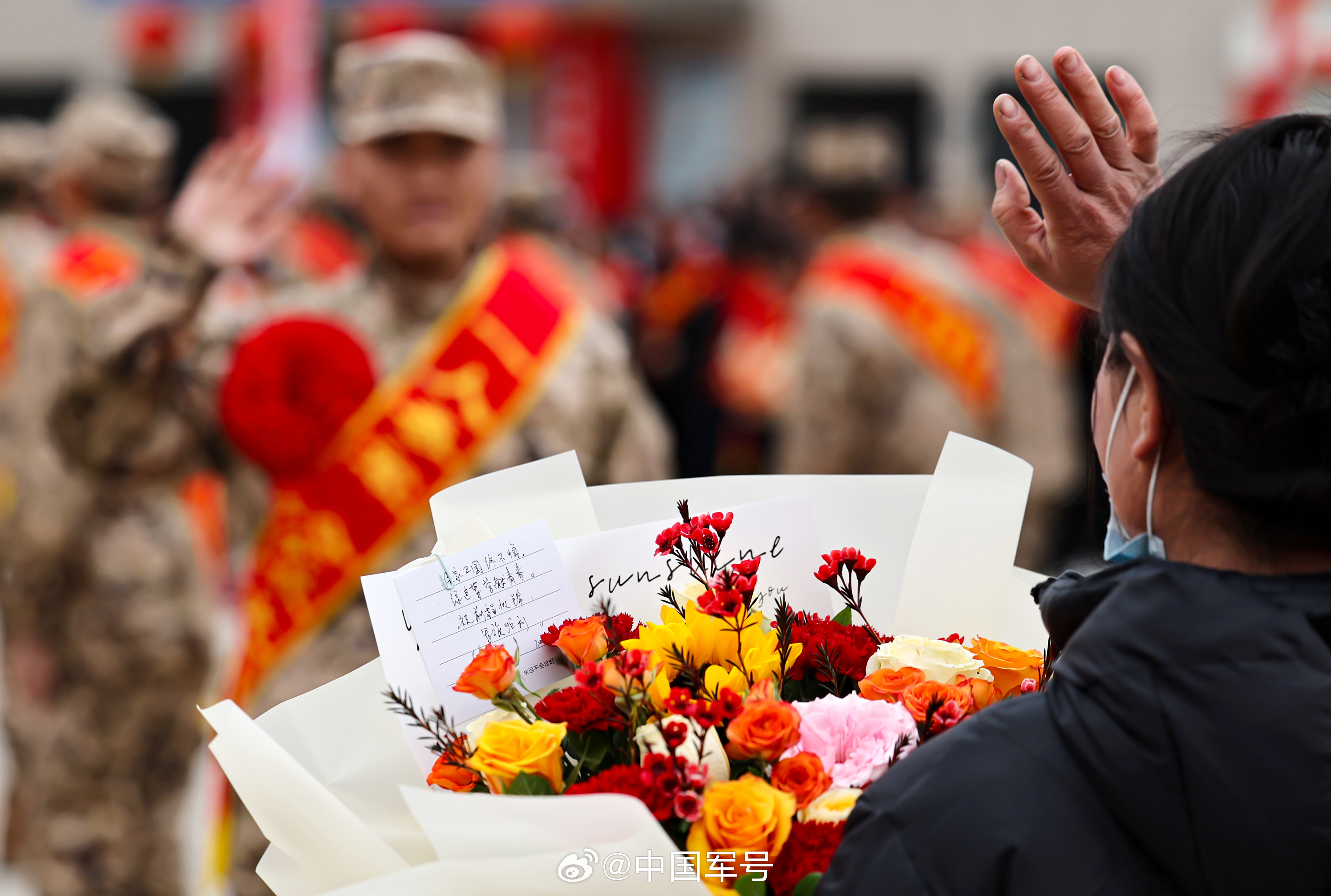 【加油新战友！多彩活动欢送新兵入伍】近日，甘肃张掖举行2026年上半年新兵入伍欢