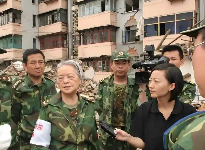 2008年的汶川地震，成都军区某位军长，猛的从凳子上站了起来，厉声训斥一名手下：