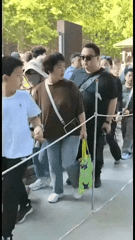 一家三口开开心心出门逛景区，没想到还没进门，排队的时候就和旁边游客闹起了矛盾。几