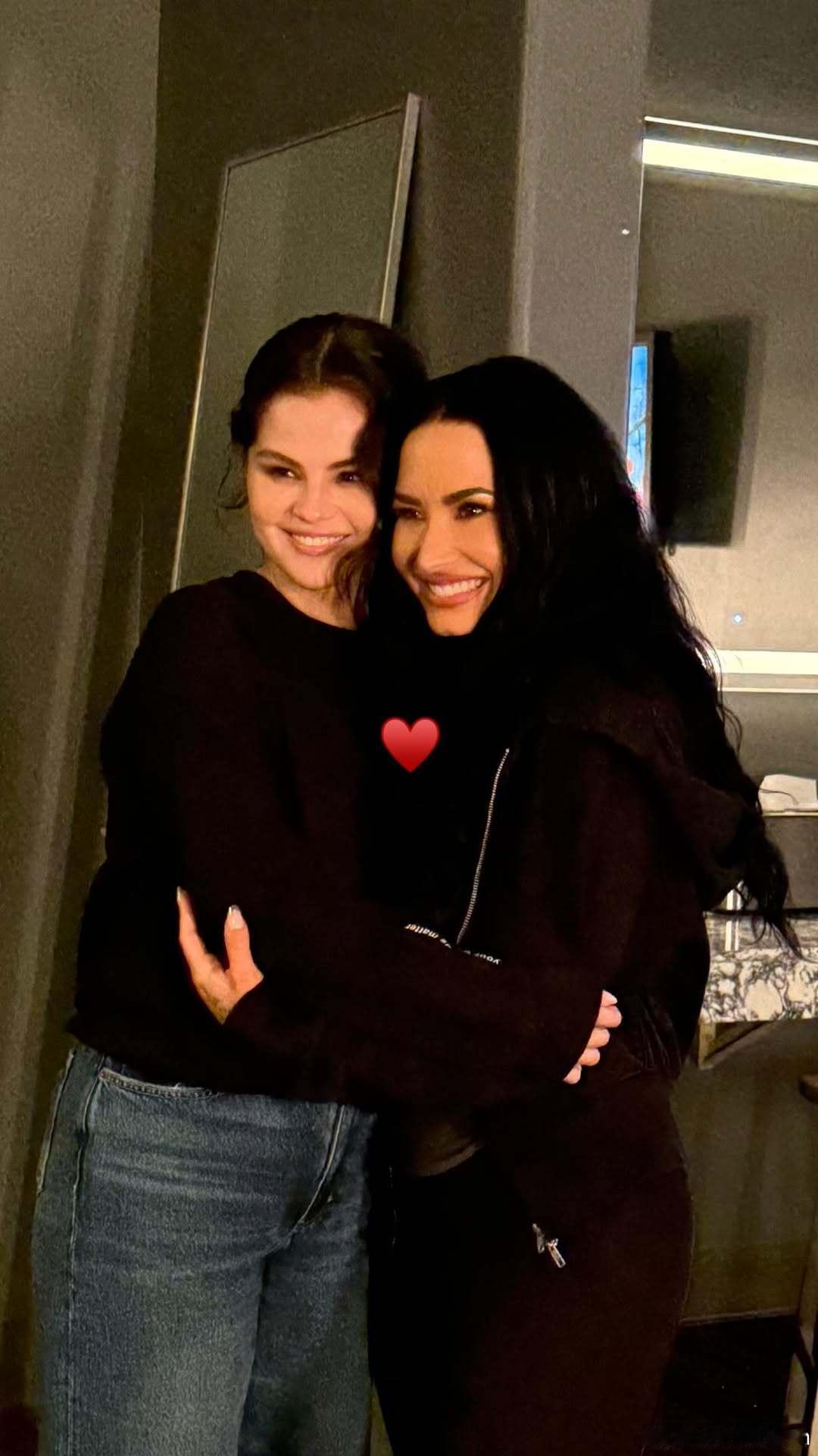 selena gomez赛琳娜戈麦斯那头和麦莉聚完又和Demi重聚啦，赛琳娜去支