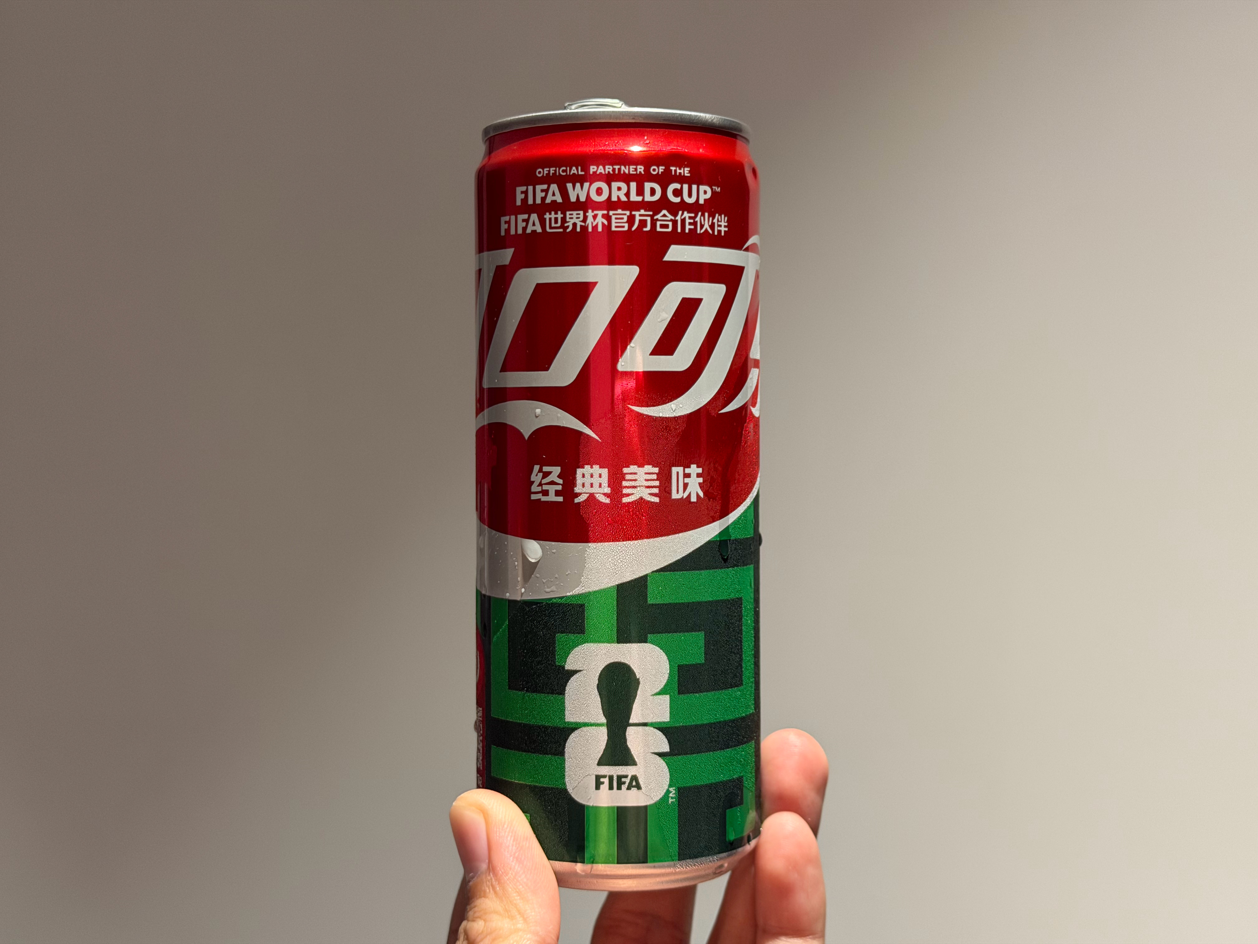 喝一罐冰可乐，真是一件美事儿啊！人生的快乐，往往就是这么简单