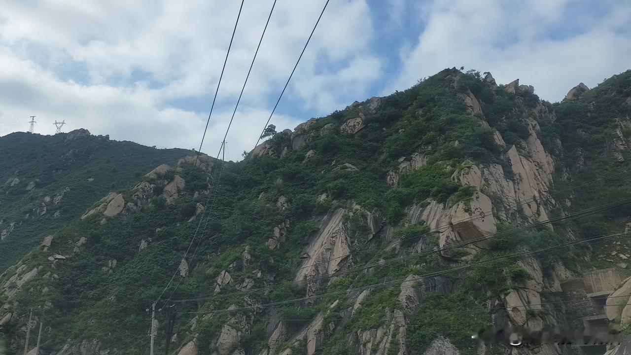 秋日生活打卡季 山西偏关猫姐早上精力充沛，当然是选择爬山啦！第一站“代县赵杲观”