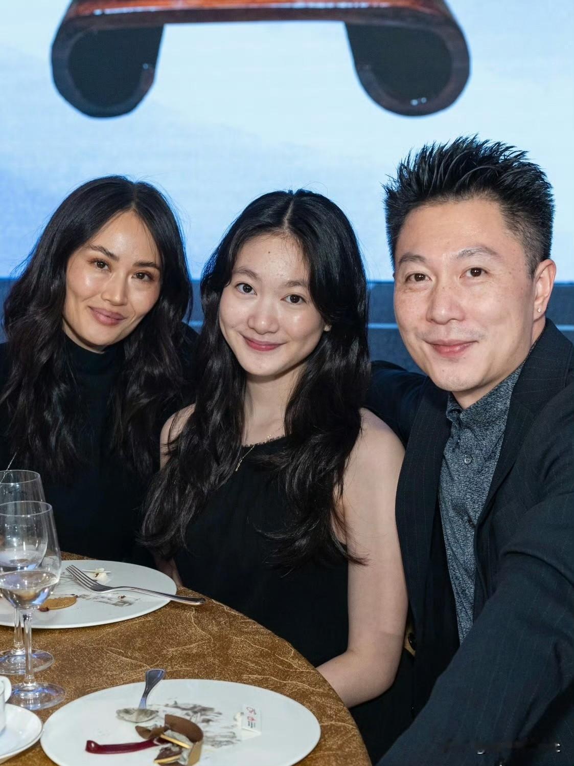 李小鹏带老婆李安琪和女儿奥莉去香港参加慈善晚宴，还晒出了一家三口的合照。当年在《