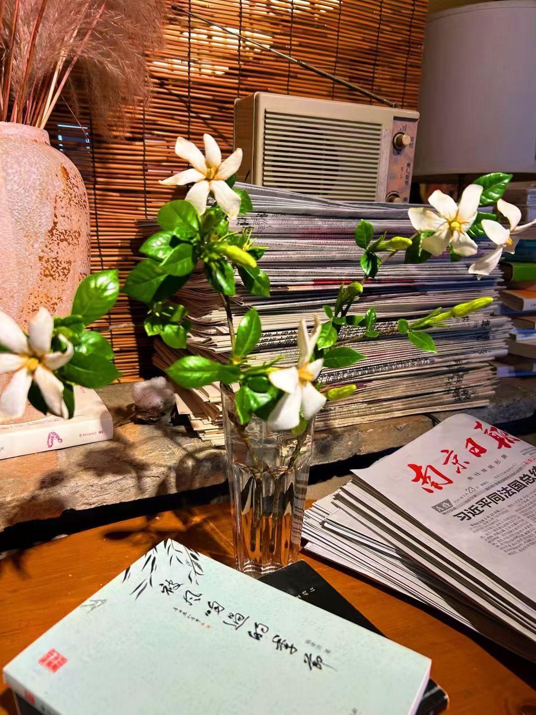 猛兽总是独行
牛羊才成群结队
而我只需要一本书📖
就能忘记世界的纷扰[心]
（