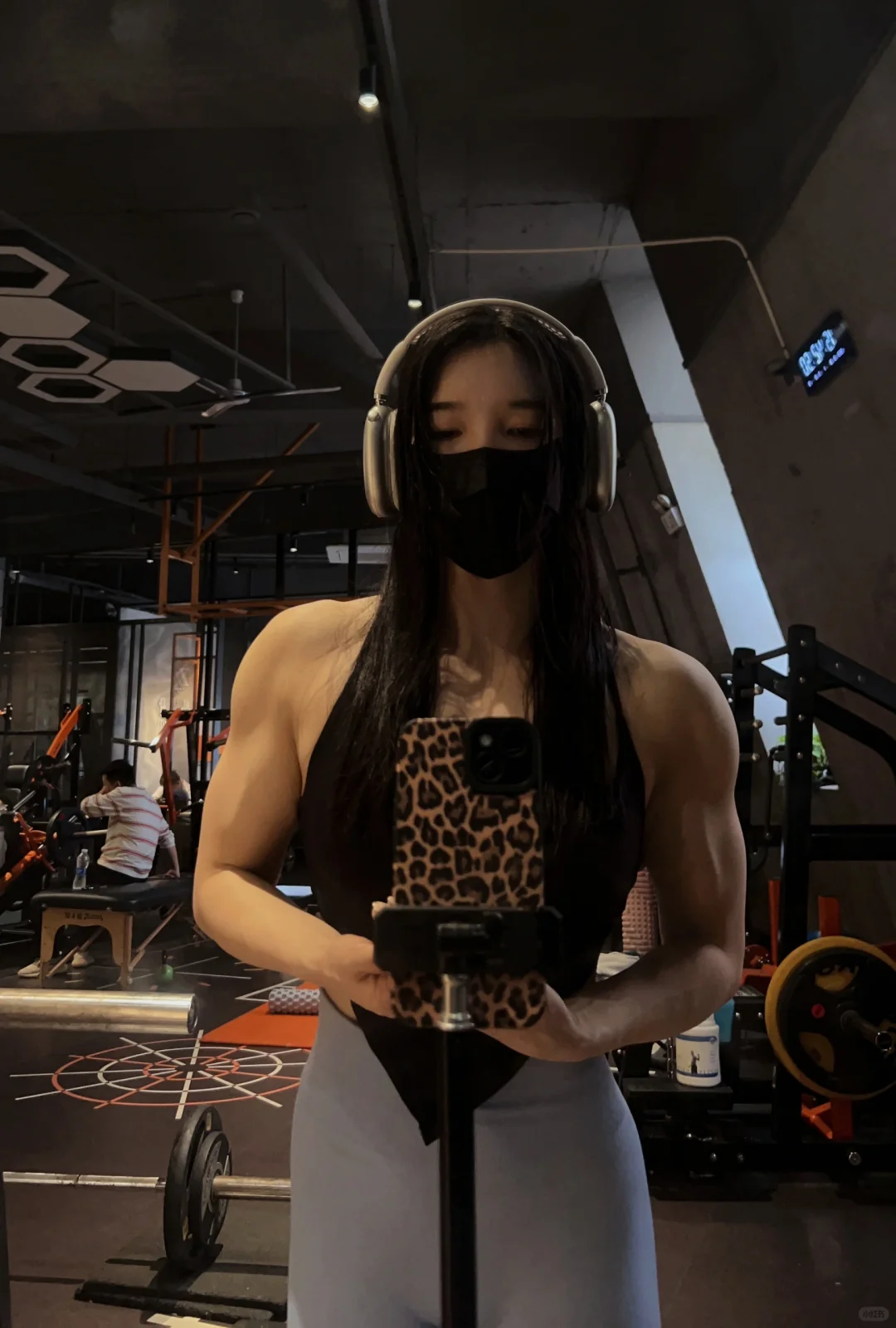 打听过了，女宝们都喜欢我这么壮的肌肉女！