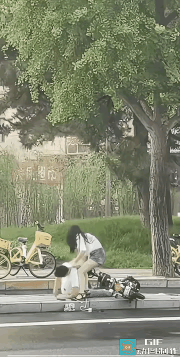 美女，你到底是救他还是害他哟[捂脸][捂脸]