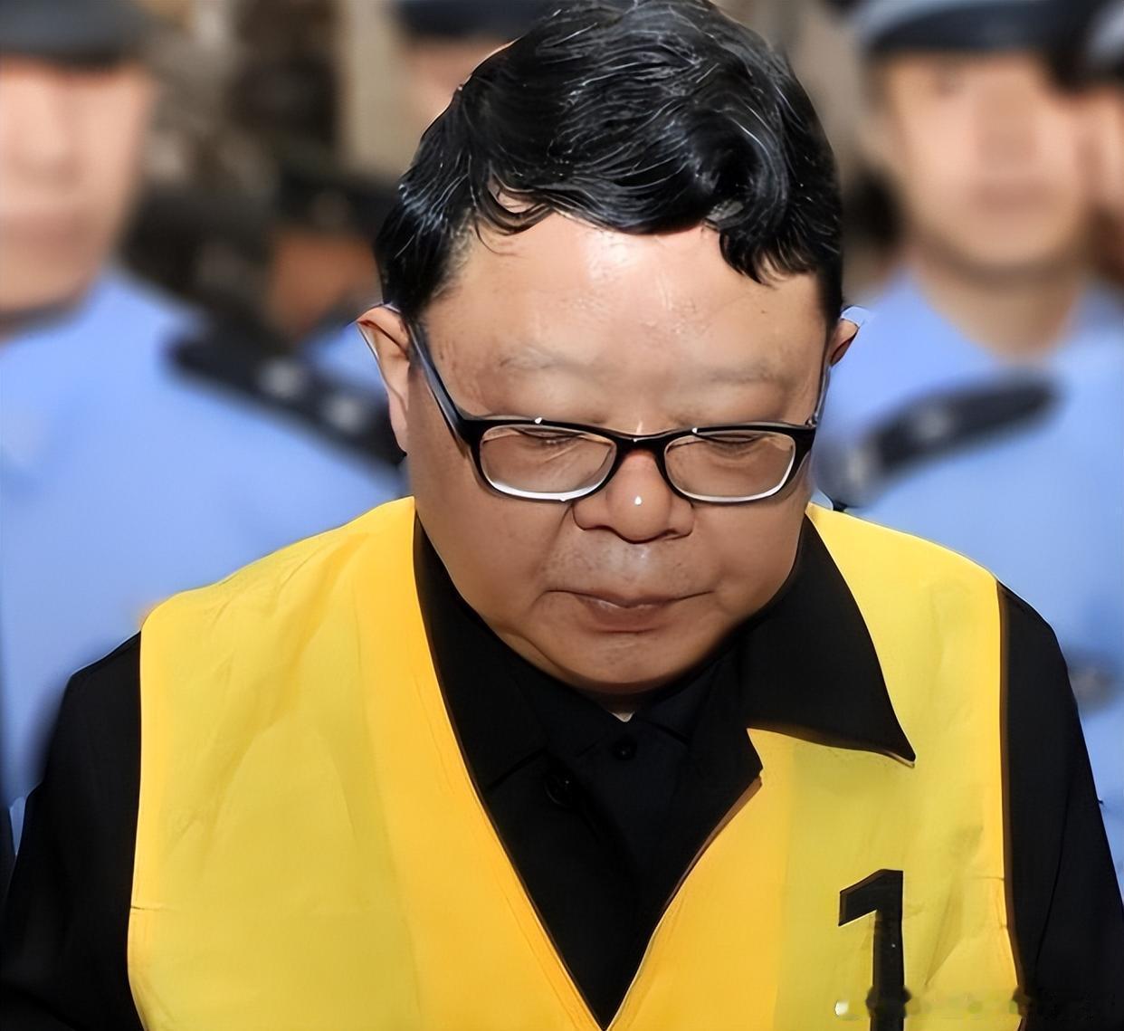 文强出身重庆普通家庭，1977年进入泸州公安学校学习，毕业后进入巴县公安局任职。