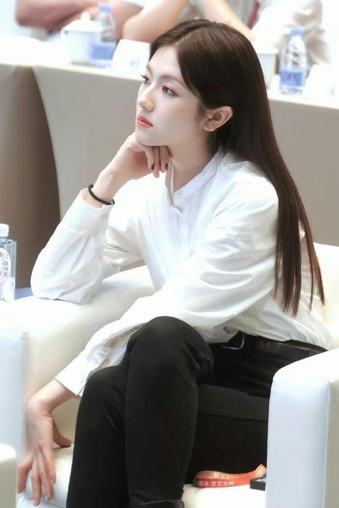 李兰迪体制内高智感女友 谁懂这张图的杀伤力！李兰迪眼神里全是专业和知性，完全就是