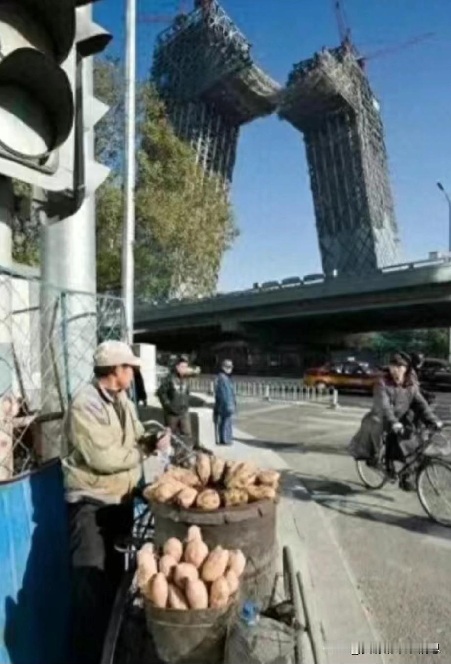 央视大楼的设计师库哈斯，近日接受采访时说，自己的设计有隐喻。

   网友调侃到