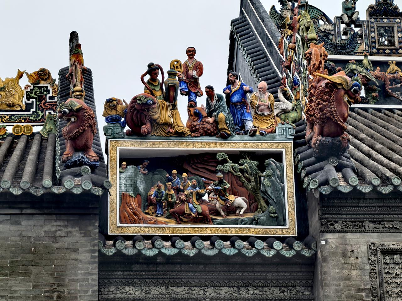 位于广州闹市区的陈家祠，让人眼前一亮。哇塞！祠堂还有这样建的，真是不可思议。
原