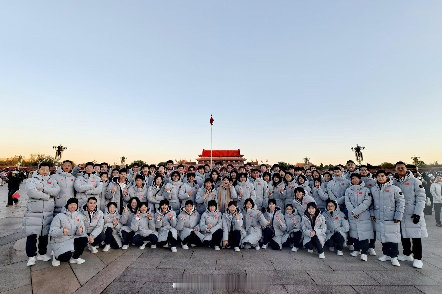 中国游泳队[超话]  青少年训练营运动员参加升旗仪式～这里头有几个未来之星呢？？