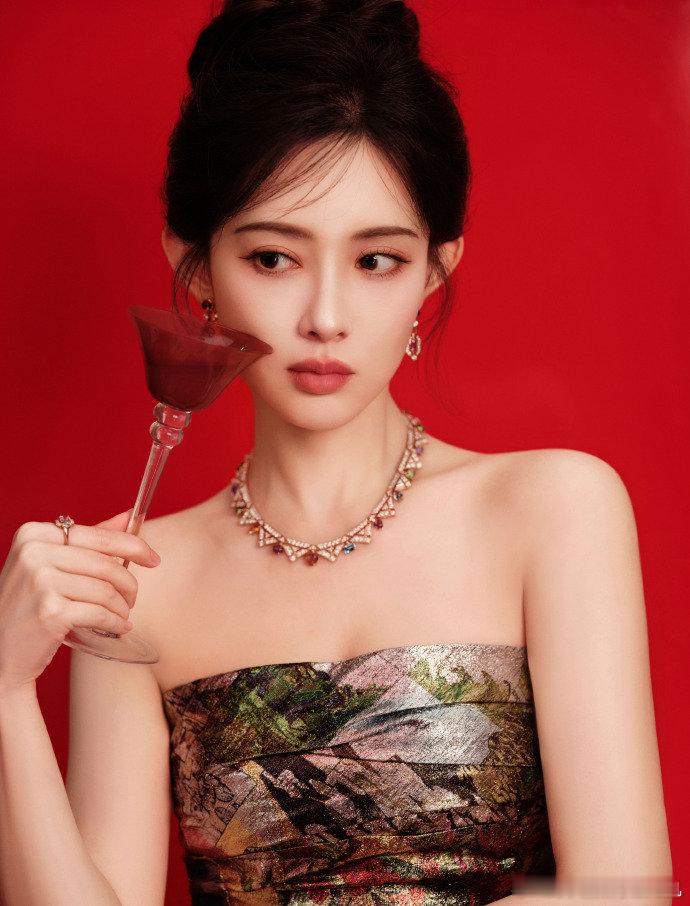 孟子义印花抹胸裙女王感  孟子义五部角色 孟子义印花抹胸裙女王感，咱就说是带着五
