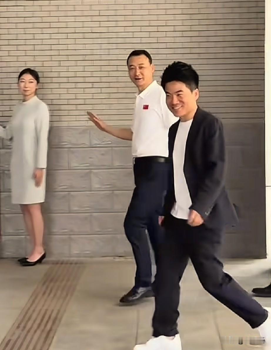 董宇辉回母校的情景，让我联想到《何以笙箫默》中，应晖回母校演讲的名场面。
   