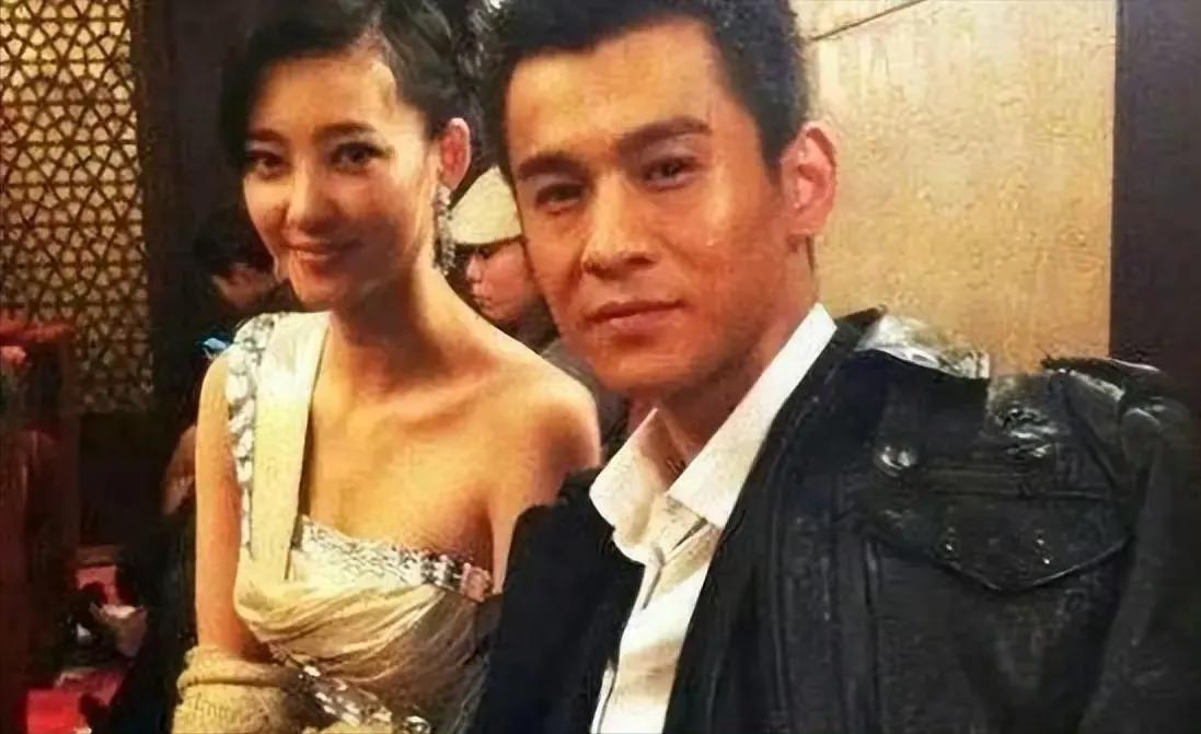 王丽坤很简单，简单到和不爱的人在一起也是充满爱意，王丽坤很神秘，神秘到不知道她是