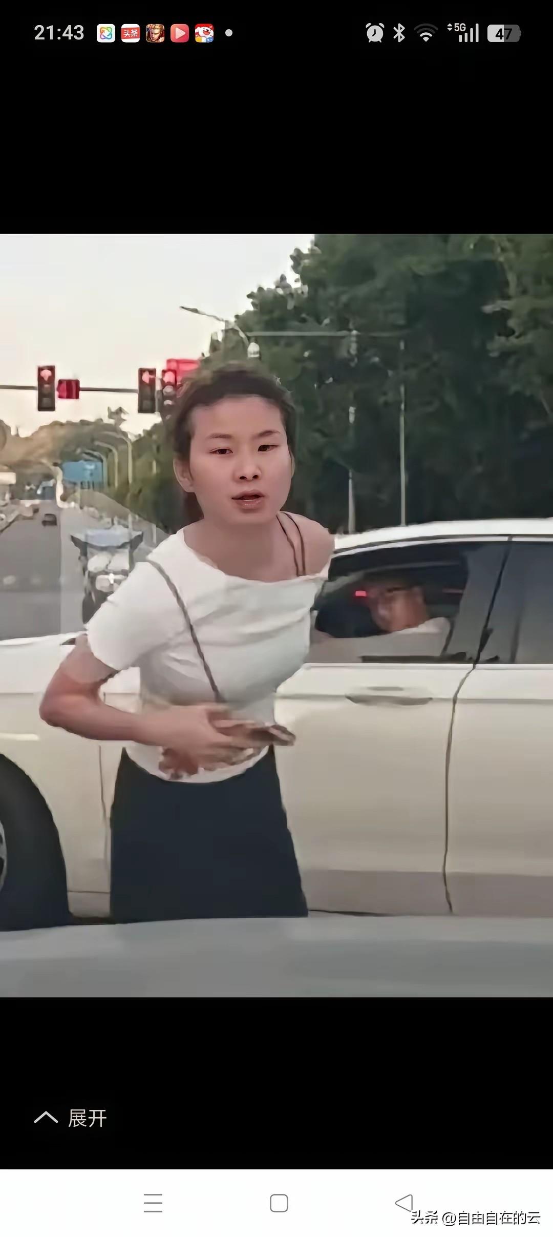 吐口水的女的才25岁，比她丈夫小了整整8岁。不知道是她自己要人肉加塞，还是丈夫指
