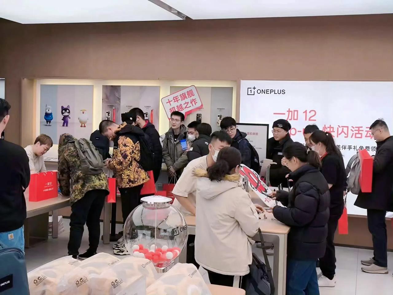 泥马，不知道的还以为这是苹果店！
一加现在已经这么好卖了？
线下门店简直人挤人，