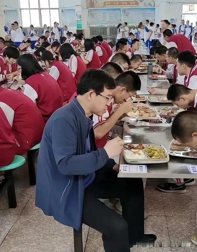 我完全同意本文的全部观点！让老师陪餐，其实是又给老师加了一个负担。老师的长项是教