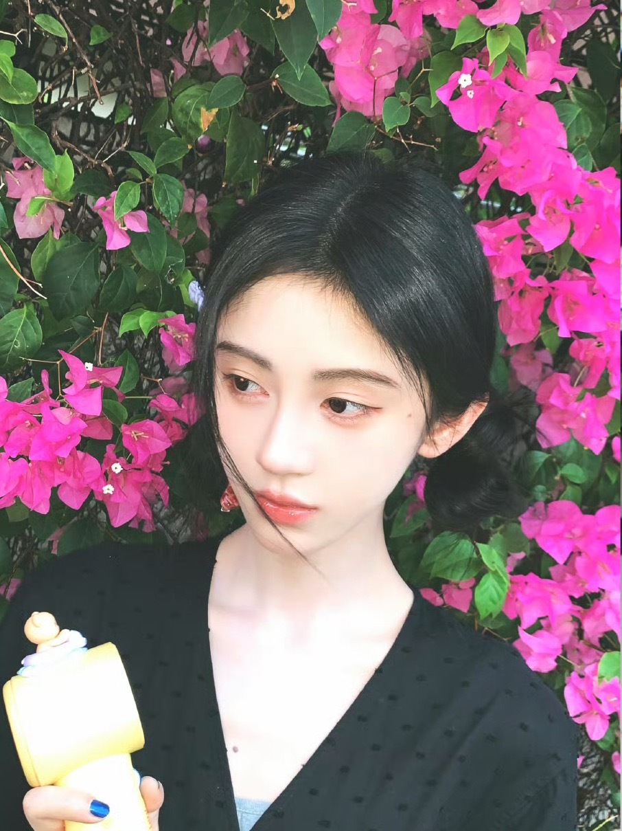 看得出来婧祎很喜欢这个小风扇了