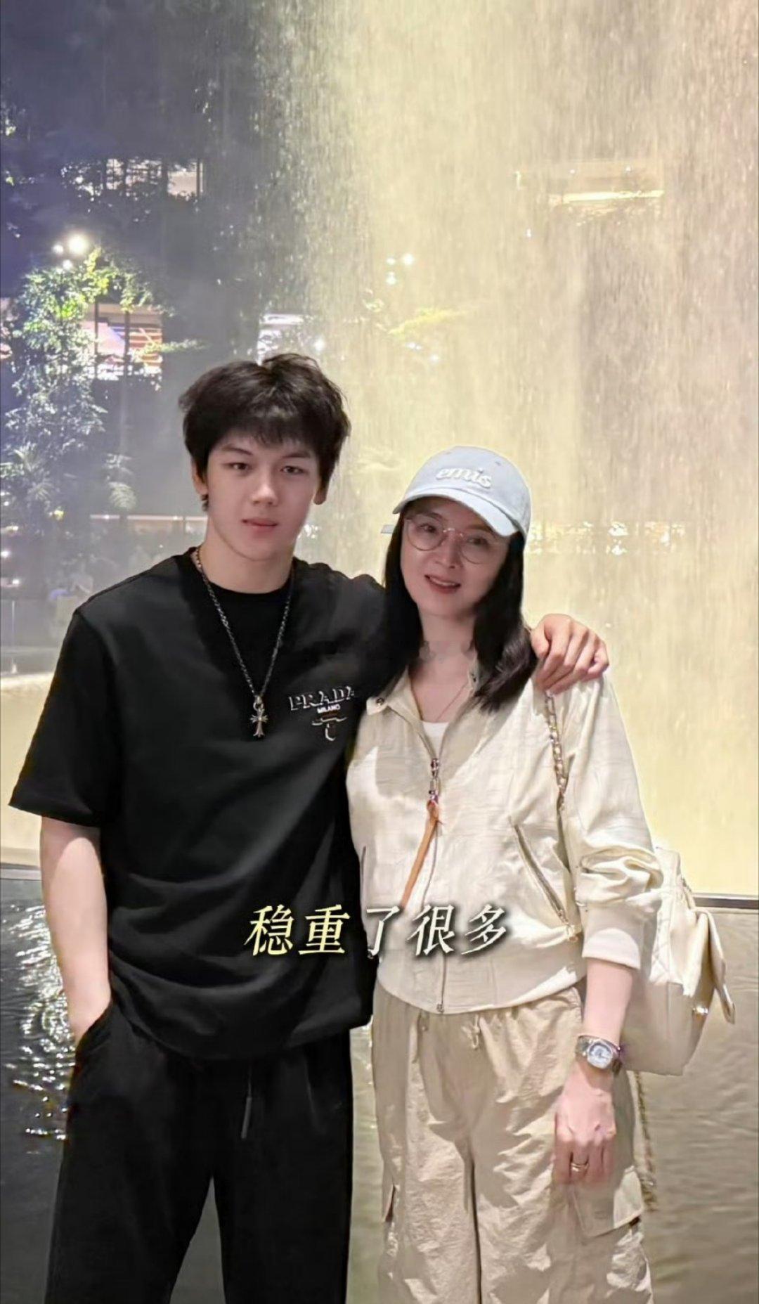 王艳儿子颜值这个面相有点像李天一，谁懂，以前上节目他对他妈那副样子记忆犹新，一看