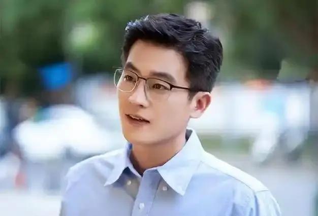 2025年5月，32岁欧豪凭《刑警的日子》再掀热议。他演活刑警刘子明：从莽撞翻垃