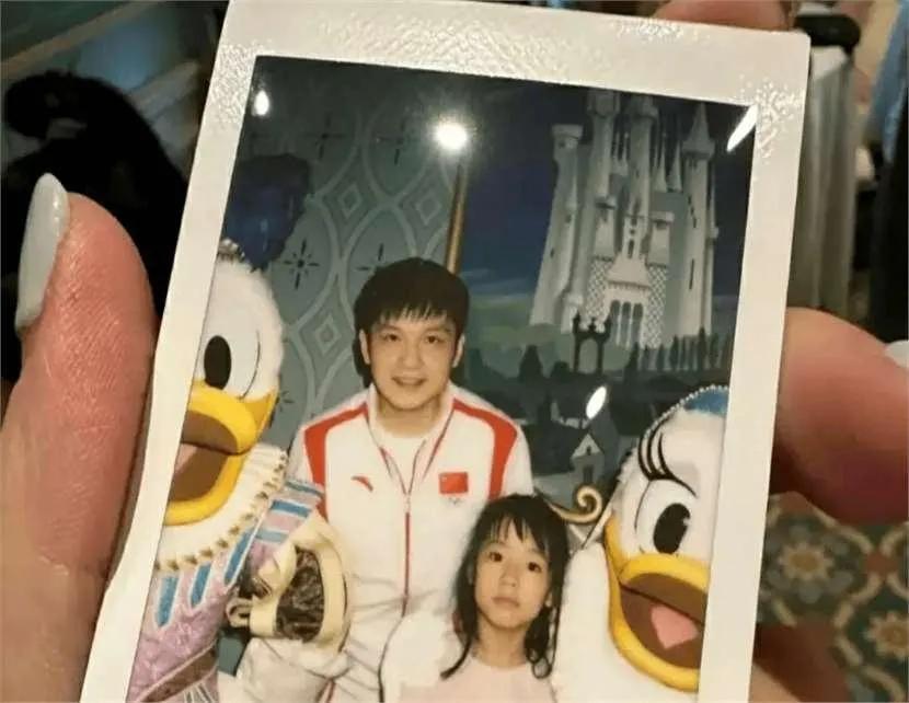 王励勤女儿今年7岁，和樊振东的合影🈶，樊振东可是王励勤女儿的干爸爸哦！值得一提