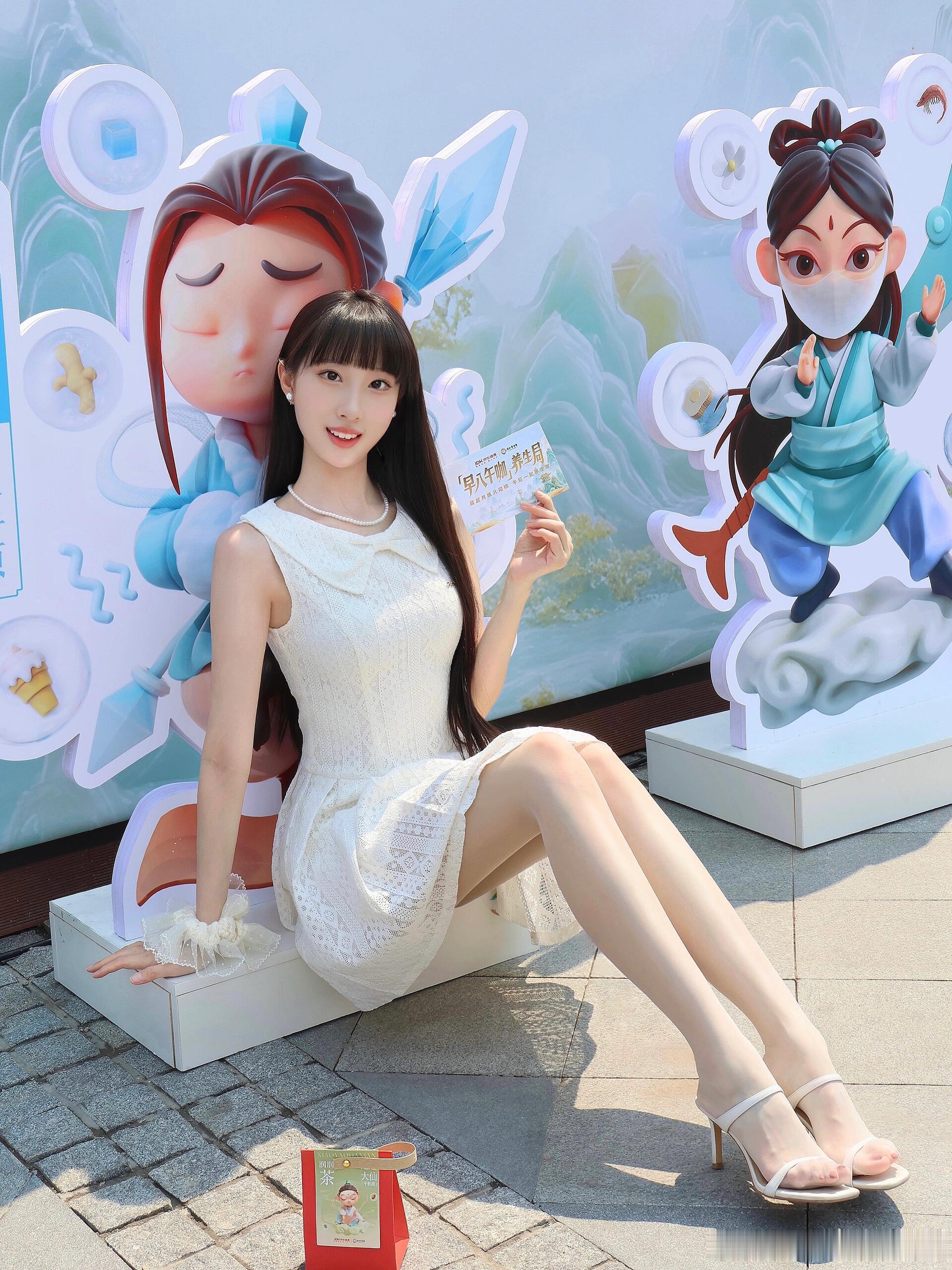 白色丝袜搭配一字带凉高，清纯少女的长发飘飘~ ​​​