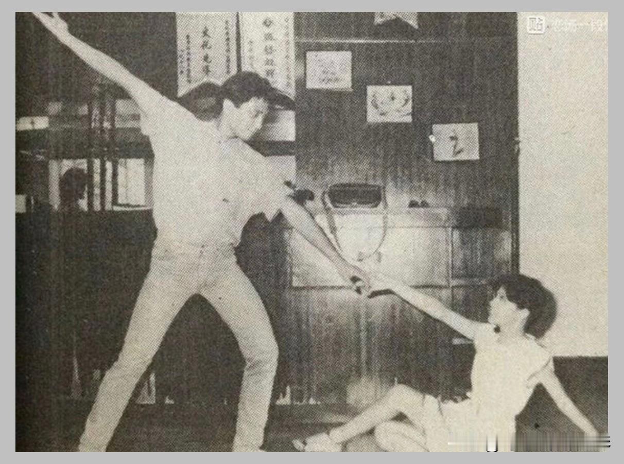 🧡永远的翁美玲|罕见的旧照里，阿翁与汤镇业练舞，舒展的肢体、专注的神情，让我们