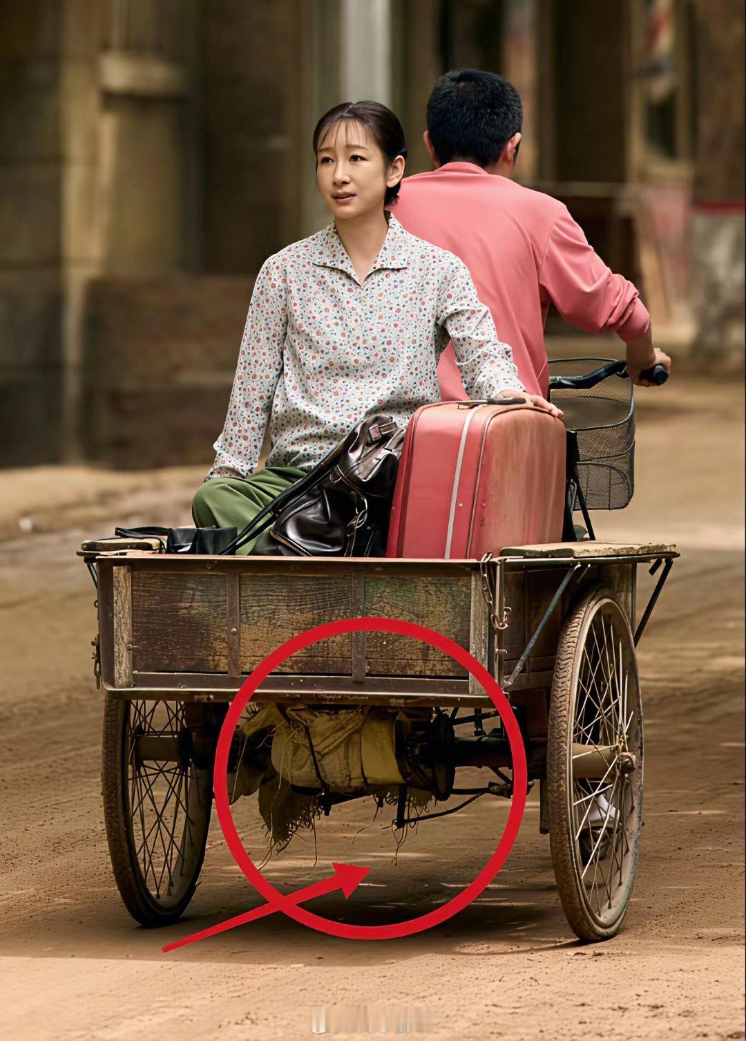 央视《主角》这个地方是不是穿帮了？花彩香离开剧团时，送行的大锤骑的三轮车怎么看都