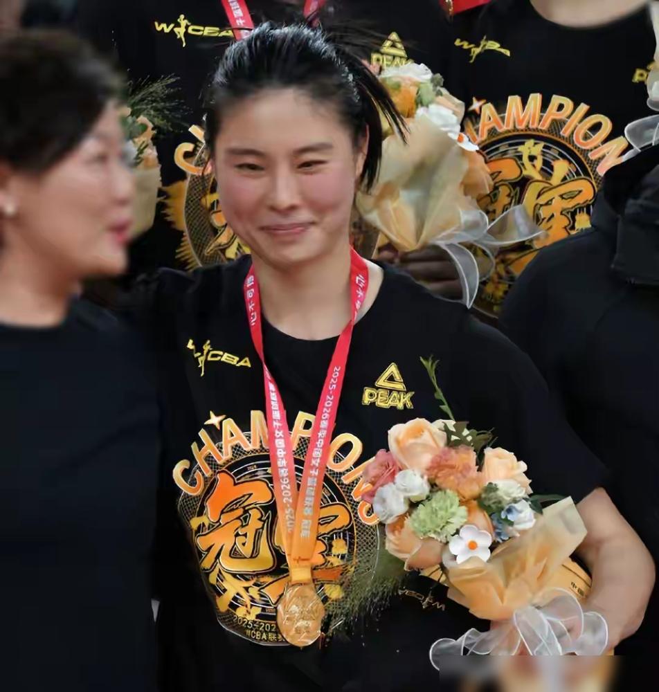 说白了，王思雨就是个神经刀，平时各种迷，一到拼命时刻，教练就把球塞她手里，赌她那