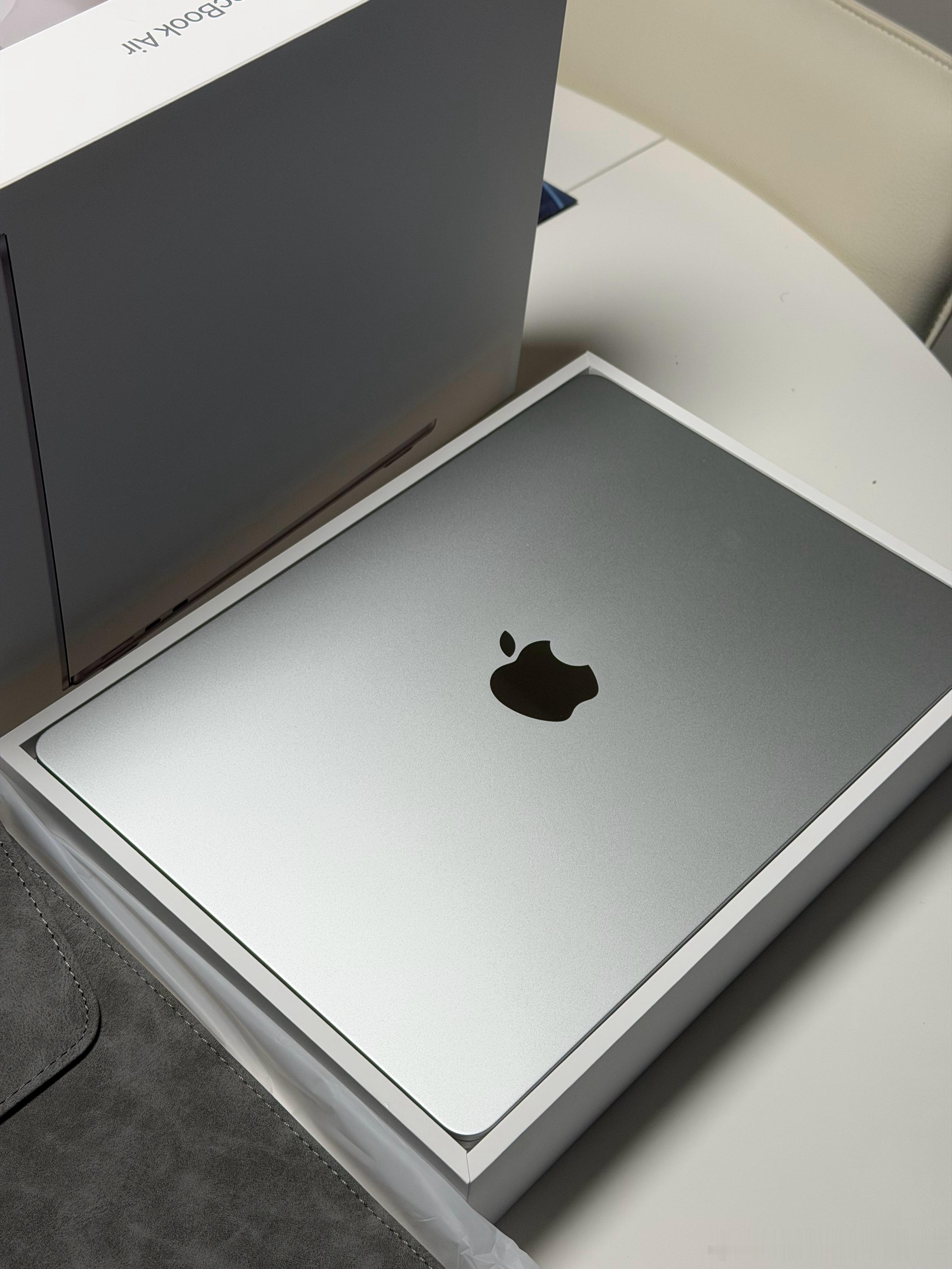 结婚一周年的礼物，给法嫂换了一台笔记本电脑！等晚上接她下班的时候给她！咱就说这个