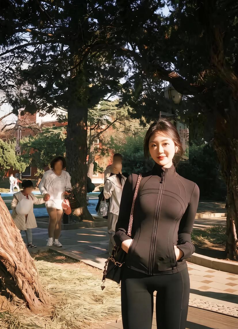 你是我心底最深的渴望，是我想紧紧握住的温暖。可现实却像这张照片——你近在眼前，笑