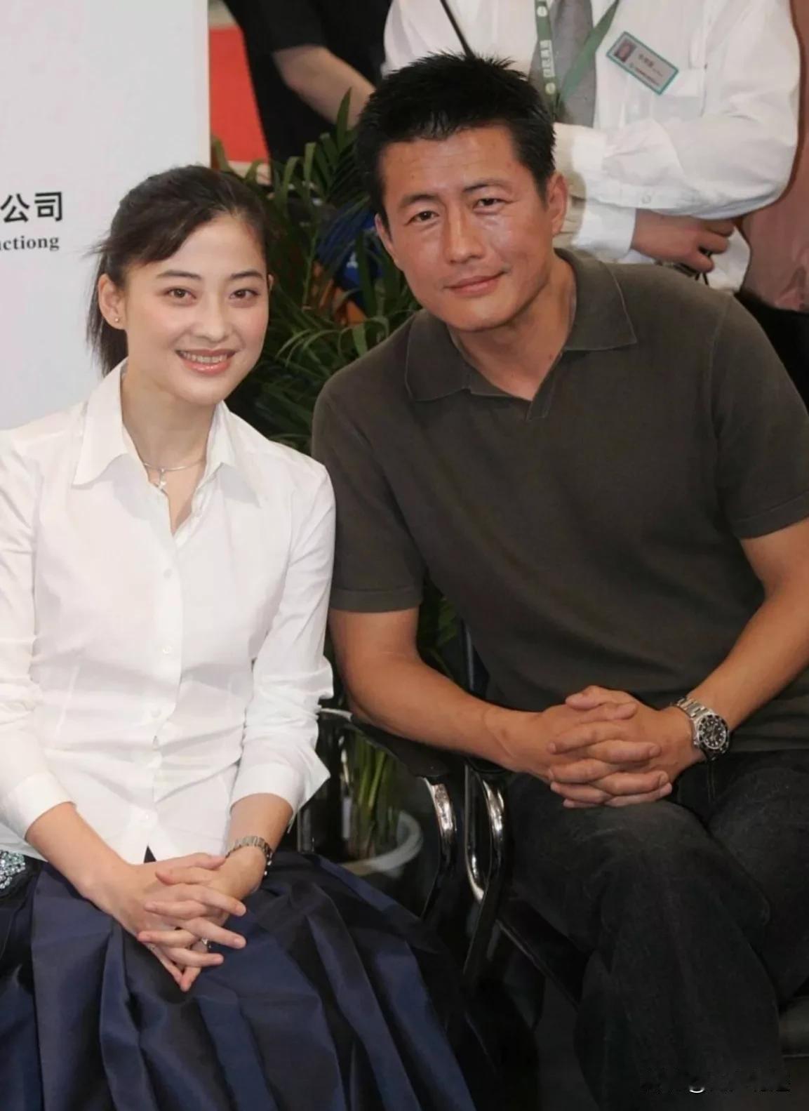 美丽的梅婷旁边的帅大叔是谁？长得好像韩国明星！看这身材，这端正儒雅的长相，年轻时