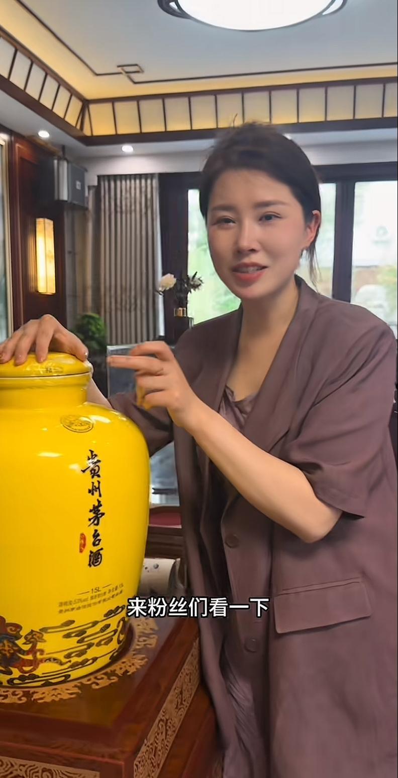 上海阿牛哥，离不开女人啊！走到哪都带着他的小秘书，我是真的服了。

阿牛哥从上海