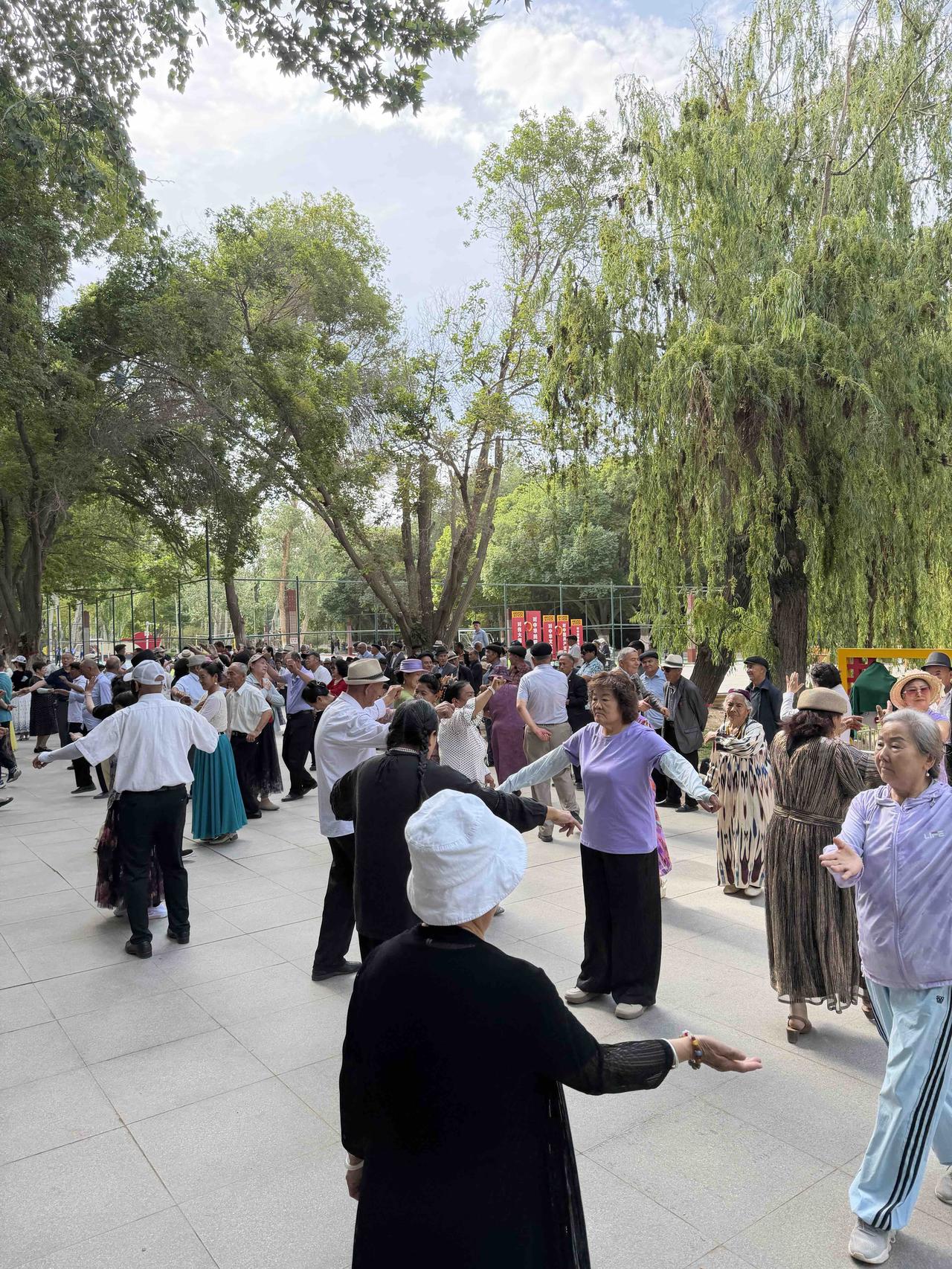 歌舞之城喀什
漫步在新疆喀什古城，欢快的民族歌舞不时吸引着我的目光。来到人民公园