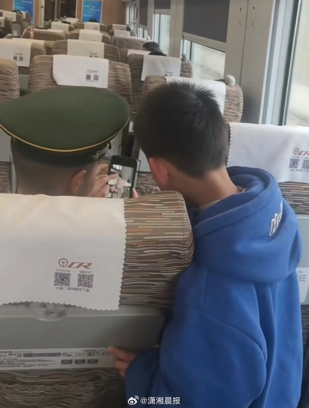 【7岁#小孩哥动车偶遇兵哥哥秒变黏人精#与之相谈甚欢，网友：又种下一颗报效祖国的