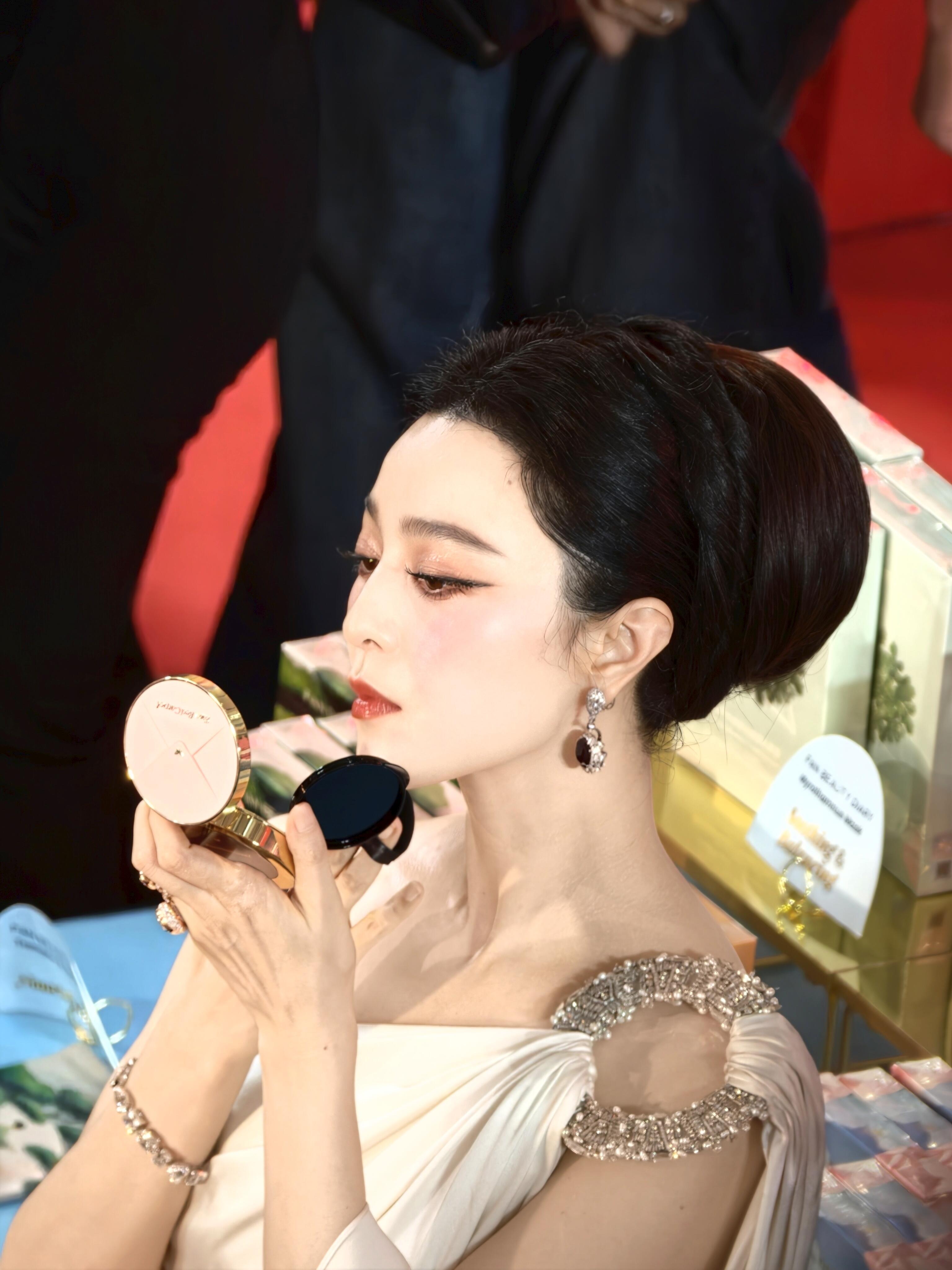 看到这张脸真想下单这个气垫但我知道我缺的不是气垫是这张脸…… 