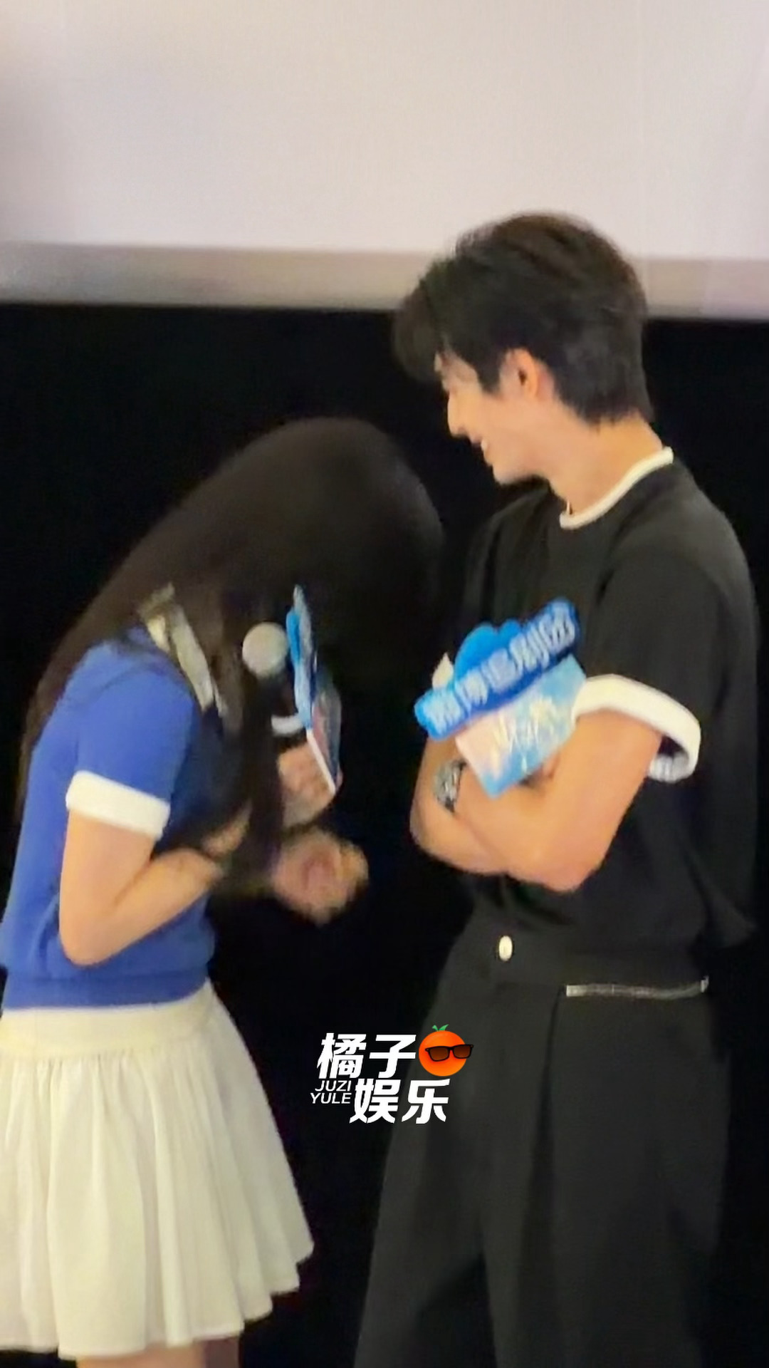 骨父骨母持续笑场中。。。。宋威龙祝张婧仪生日快乐张婧仪粤语叫宋威龙小傻瓜